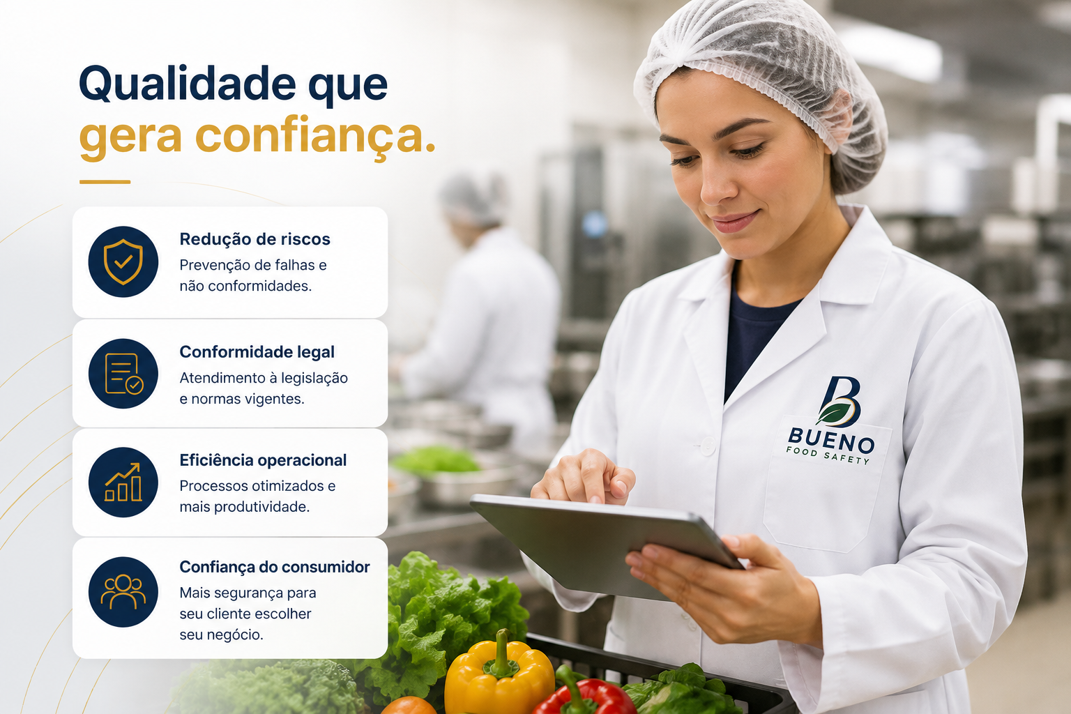 Consultora da Bueno Food Safety realizando diagnóstico técnico em cozinha industrial, com destaque para redução de riscos, conformidade legal, eficiência operacional e confiança do consumidor